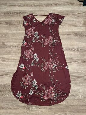 Women's large short sleeve burgundy Maroon Floral V-Neck Dress. Split hem.